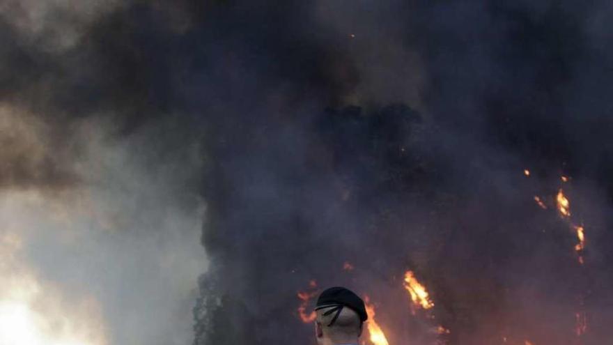 Un agente de la Guardia Nacional observa las llamas de uno de los incendios en Estarreja.