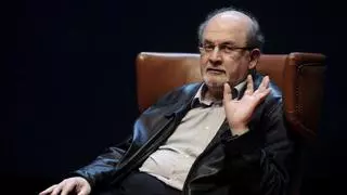 Hospitalizado el escritor Salman Rushdie tras ser apuñalado durante una presentación en Nueva York