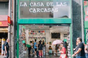 Viandantes y clientes en una de las tiendas de La Casa de las Carcasas en Madrid