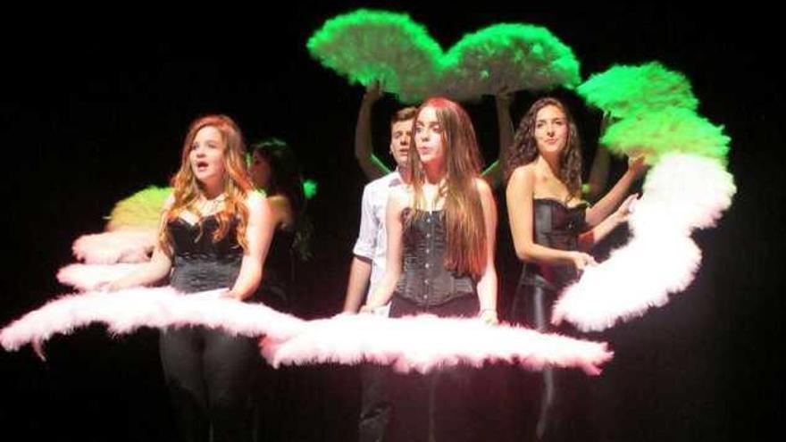 Los niños y jovenes que forman parte del elenco de La Cajita Musical, en algunas de sus representaciones .