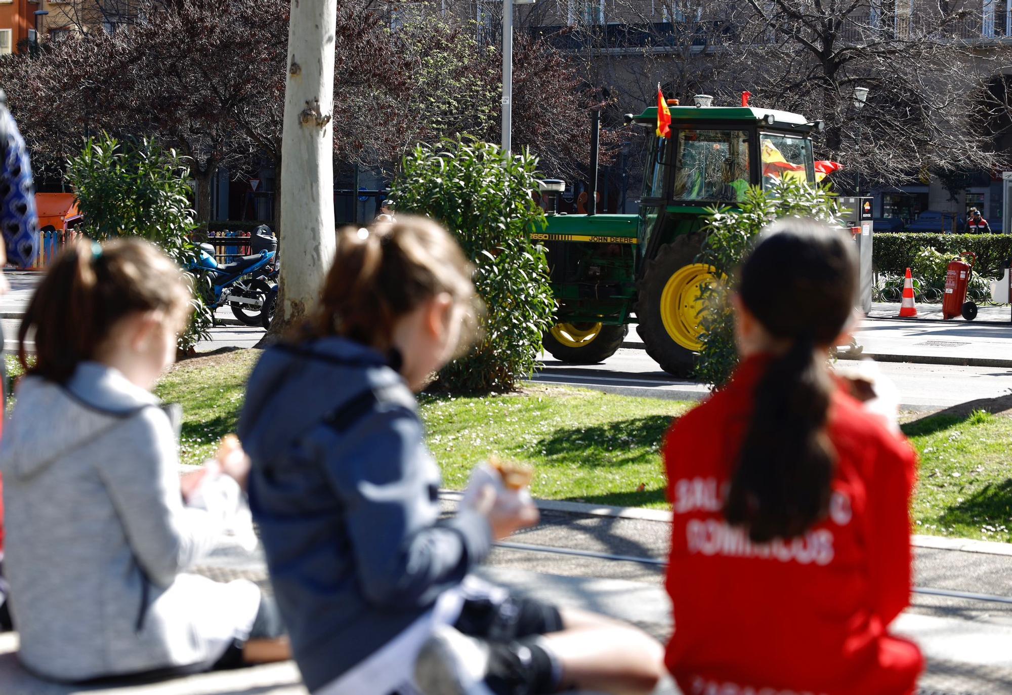 Un pequeño grupo de tractores entra en Zaragoza en una nueva jornada de protestas