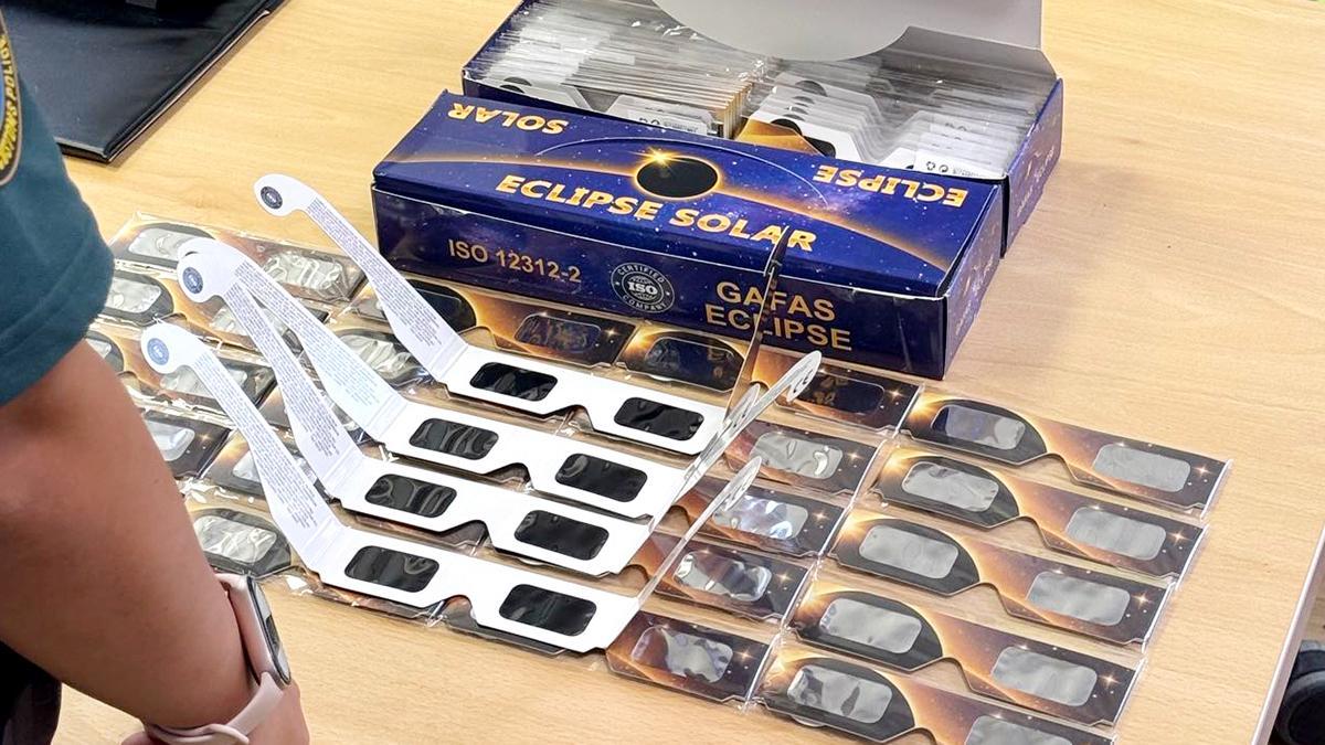 Gafas expuestas para su venta y publicitadas para su uso durante el eclipse solar aunque carecían de la homologación ISO correcta. Han sido retiradas por la Guardia Civil en Cantabria