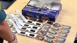 Gafas expuestas para su venta y publicitadas para su uso durante el eclipse solar aunque carecían de la homologación ISO correcta. Han sido retiradas por la Guardia Civil en Cantabria