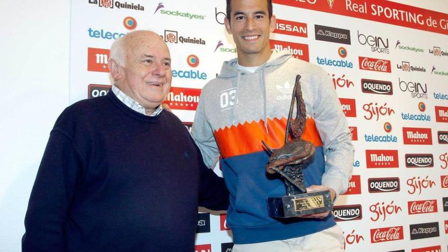 Luis Hernández recibe el trofeo &quot;La Gaita&quot; al jugador con más minutos de la temporada anterior