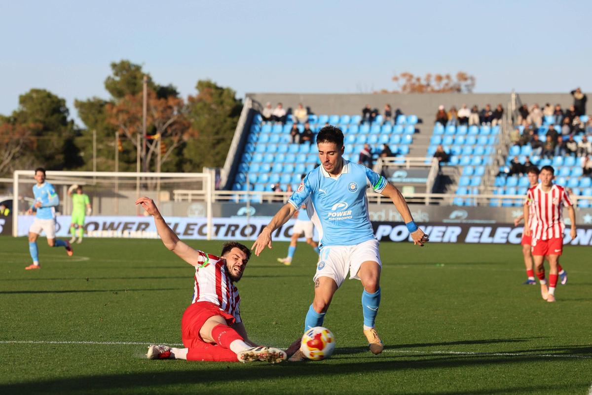 Fran Castillo maneja el cuero durante el partido ante el Atlético B