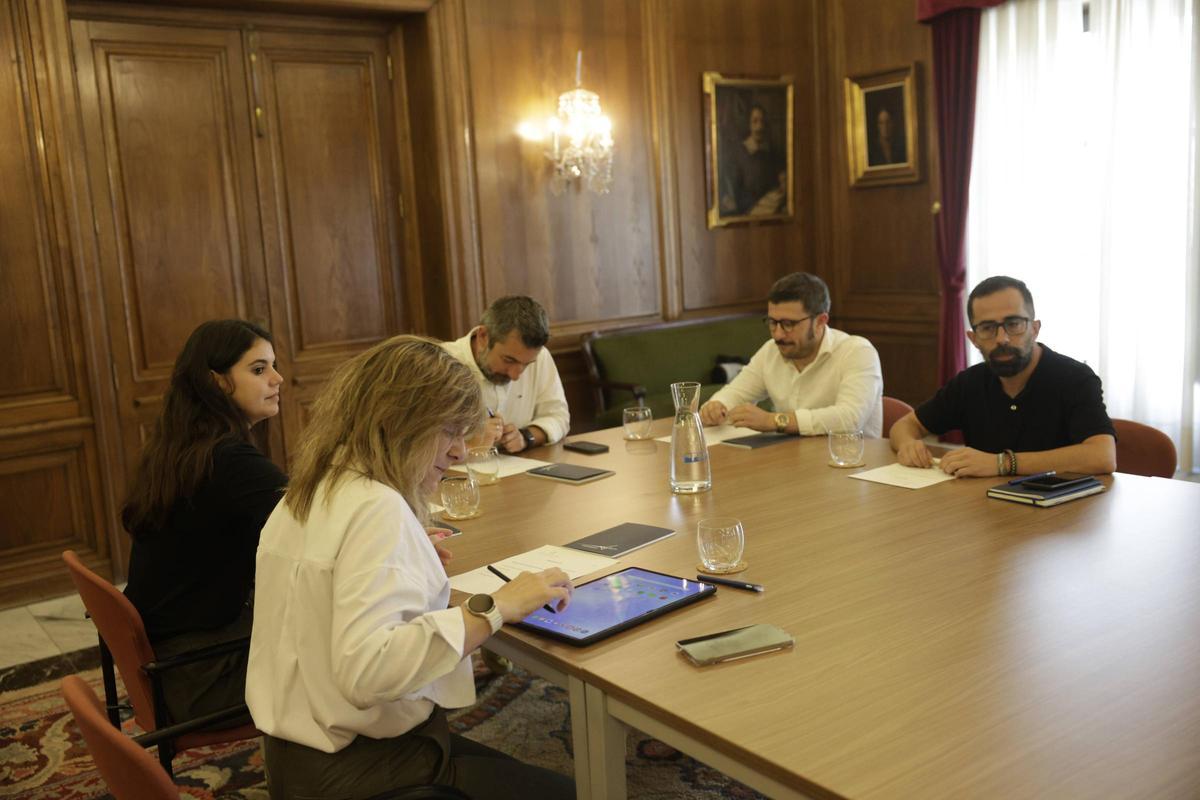 Reunión de los portavoces municipales con Diego Baeza, presidente del Real Avilés Industrial