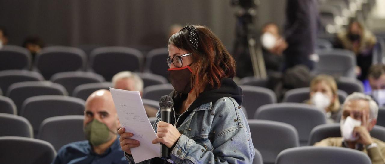 Begoña Pañeda, durante su intervención en la junta de accionistas, con José Manuel Marcilla a la izquierda. | Marcos León