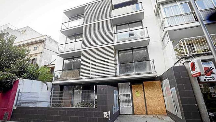 Edificio de la calle Joan Miró, donde está un piso ocupado en el que se reunían las jóvenes huidas de los centros de acogida.