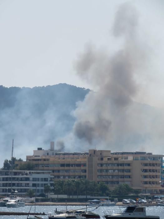 Evacuadas tres viviendas por un incendio agrícola en Cala de Bou