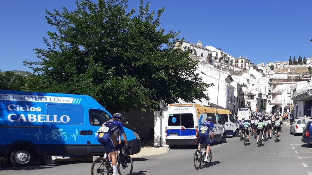 Salida de la segunda etapa de la pasada edición de la Vuelta a Andalucía desde Iznájar.