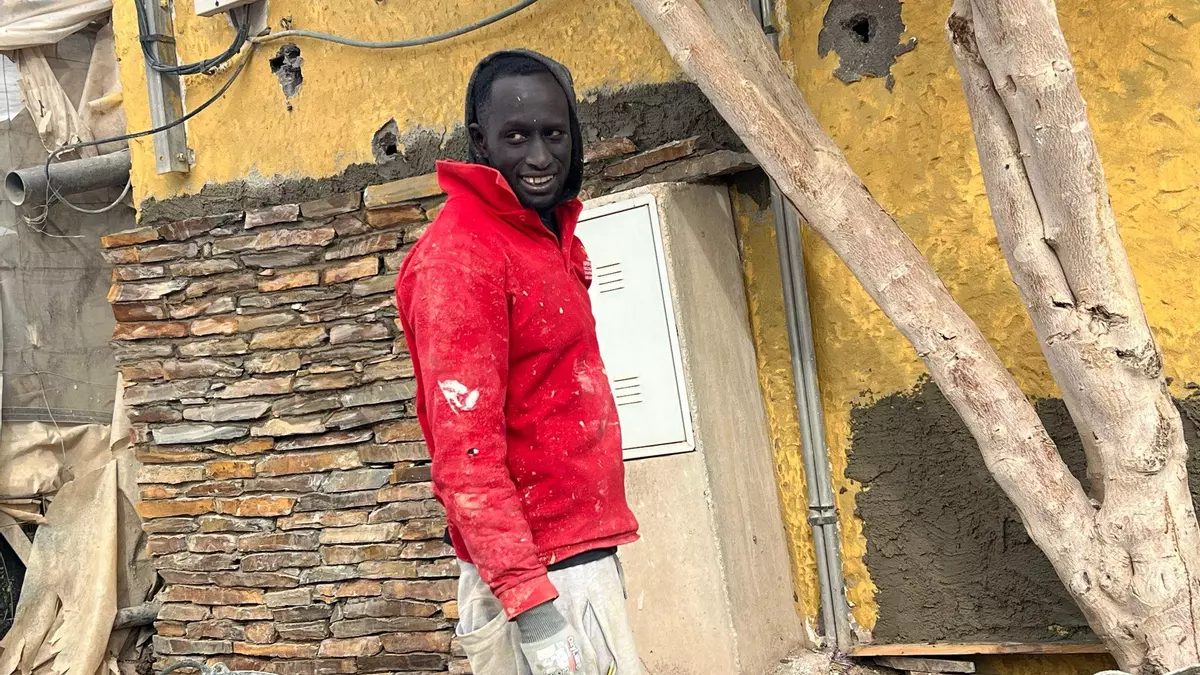El cuerpo de Abdou Ngom, icono de la crisis migratoria, sigue en la morgue un mes después de su muerte