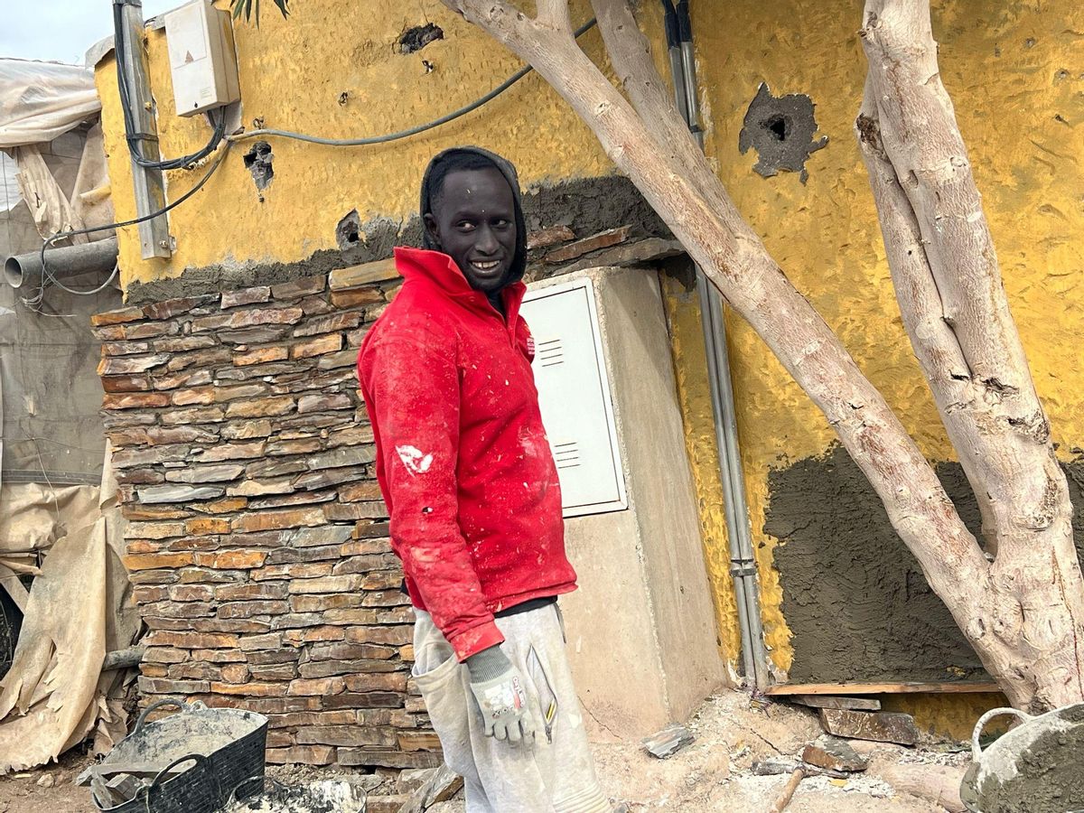 Abdou Ngome, mientras trabajaba en una obra de reformas de particulares en Málaga, este año. Abdou Ngome, mientras trabajaba en una obra de reformas de particulares en Málaga, este año.
