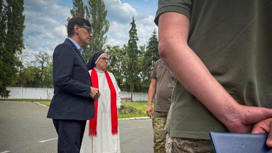 El president Illa i sor Lucía es veuen sorpresos per unes explosions en una visita a un hospital d'Ucraïna