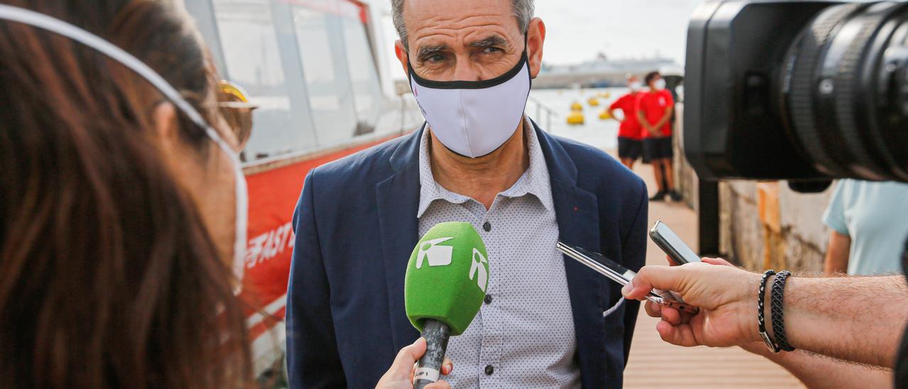 Xavier Ramis, director general de Transporte Marítimo, ayer en el puerto de Eivissa.