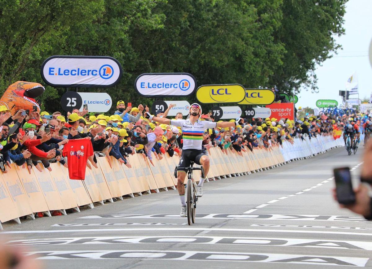 Un poderós Alaphilippe guanya i es vesteix de groc al Tour