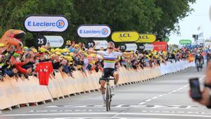 Julian Alaphilippe gana la primera etapa del Tour.