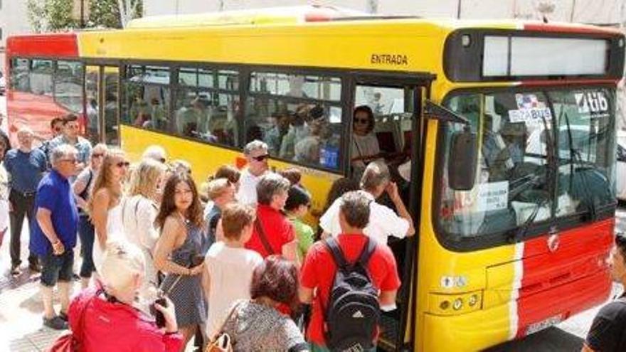 Autocar estacionado en la parada de autobús de la avenida de Isidor Macabich.