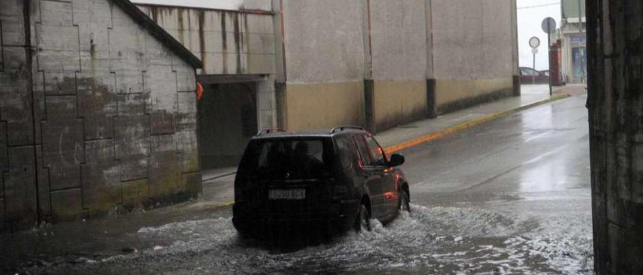 Un temporal anterior en el que se anegó el paso inferior que da acceso a Trabanca Sardiñeira. // Noé Parga