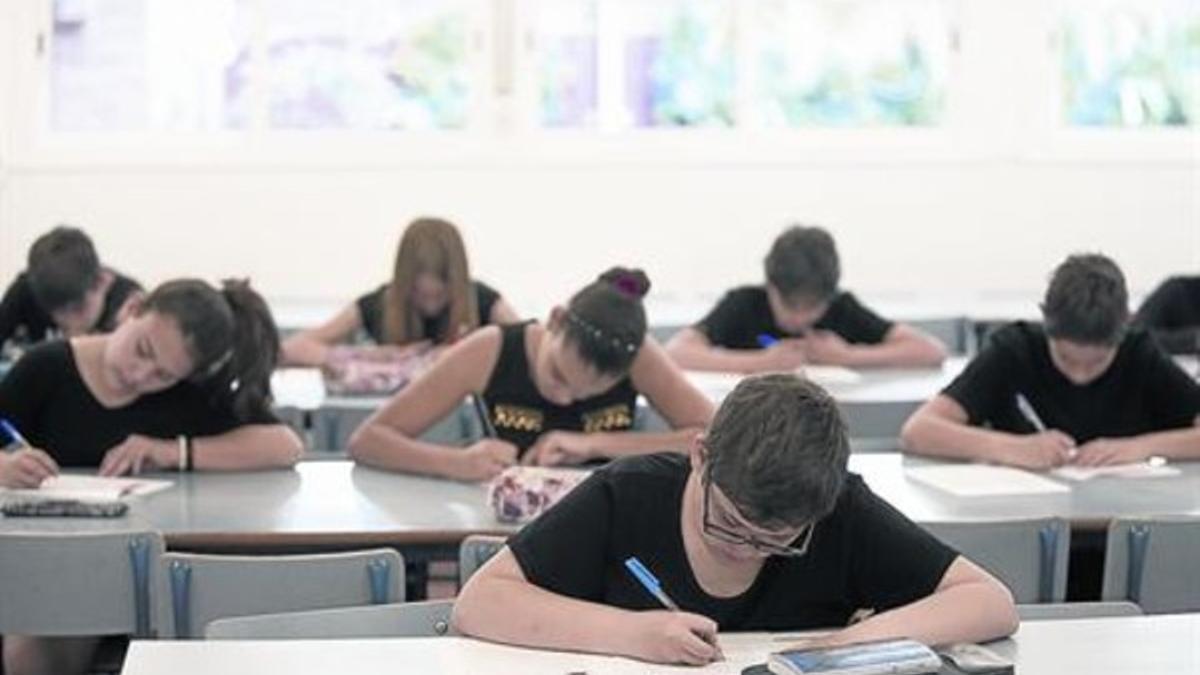 Alumnos de la escuela Duran i Bas de Barcelona, durante la realización de las pruebas de competencias básicas de sexto de primaria, ayer.