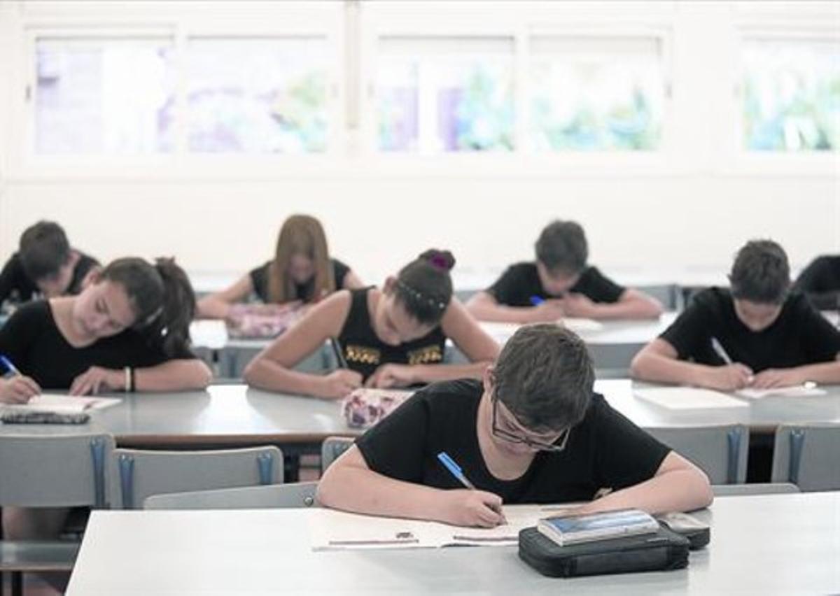 Alumnes de l’escola Duran i Bas de Barcelona, durant la realització de les proves de competències bàsiques de sisè de primària, ahir. Alumnes de l’escola Duran i Bas de Barcelona, durant la realització de les proves de competències bàsiques de sisè de primària, ahir.