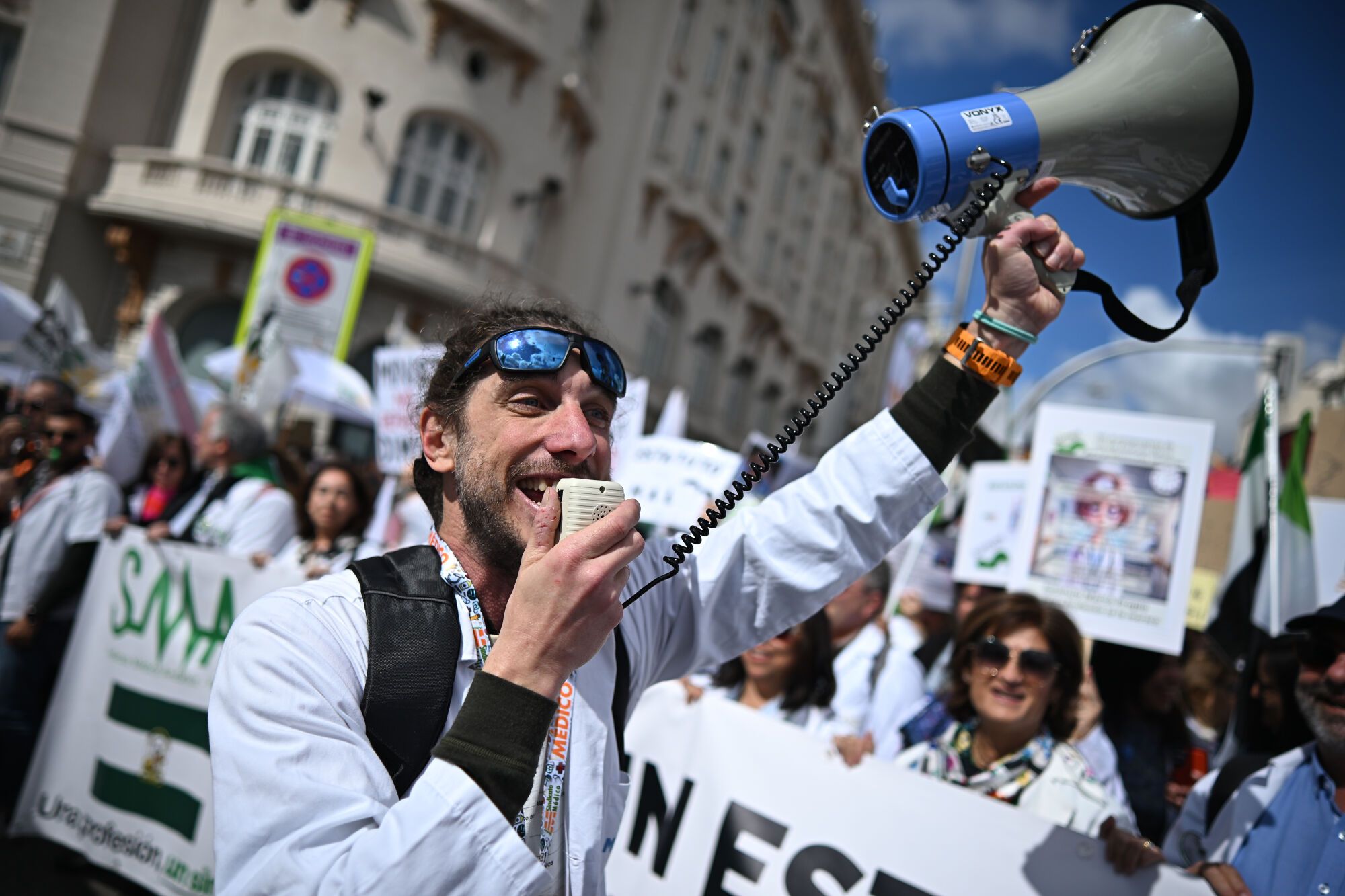 MADRID (ESPAÑA), 05/04/2025.- Vista de la manifestación convocada por la Confederación Española de Sindicatos Médicos (CESM), el colectivo de médicos ha partido al mediodía desde la Plaza de las Cortes de Madrid este sábado para reclamar mejoras en su jornada laboral, su modelo retributivo y el fin de las guardias. EFE/ Fernando Villar