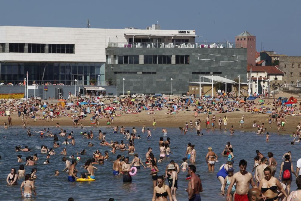 Playa de Poniente en Gijón