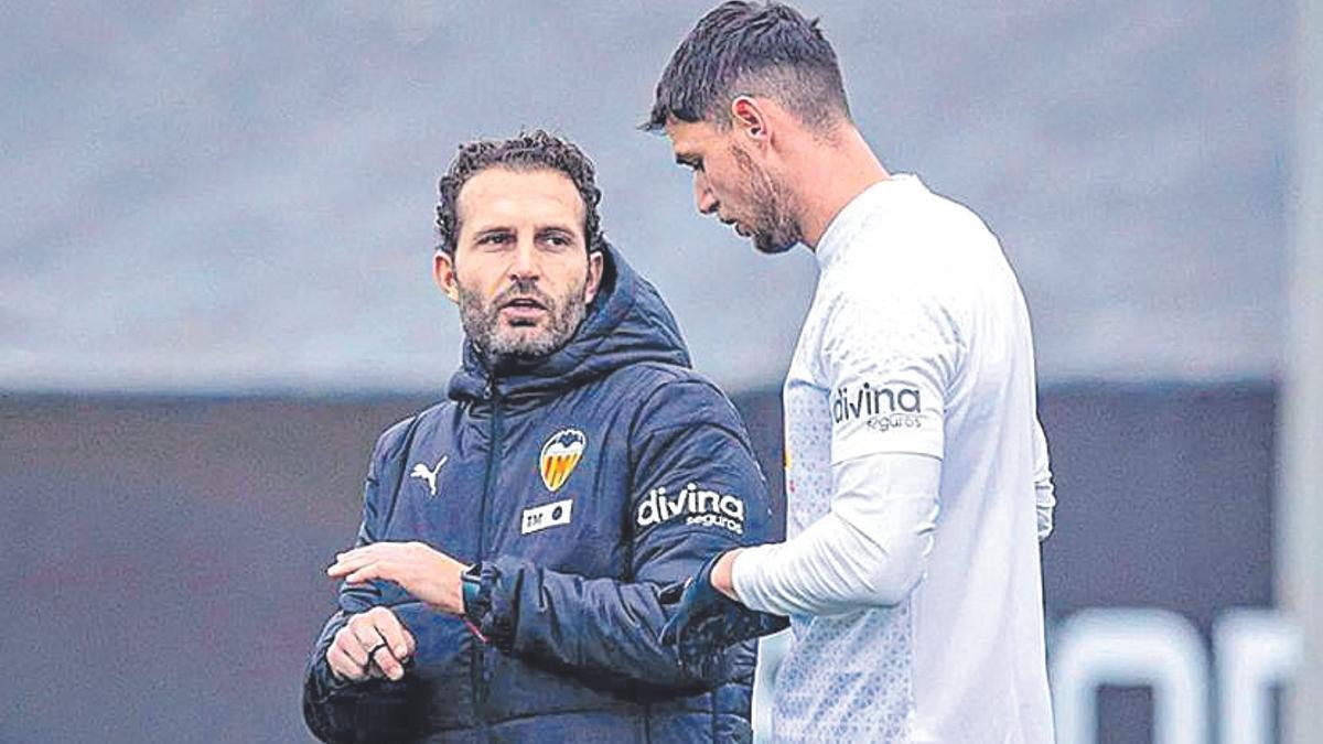 Yaremchuk, hablando en un entrenamiento con Rubén Baraja