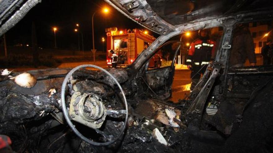 Un vehículo se incendia junto a la rotonda de Vista Alegre