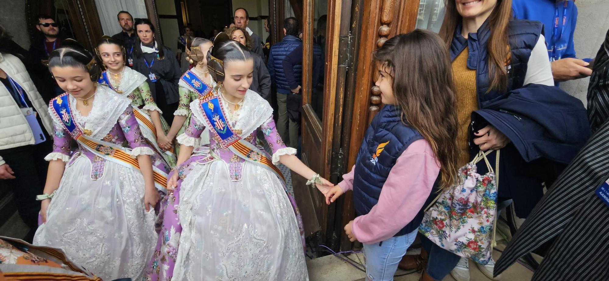 La hermana de Marina acudió con mamá al balcón y saludó a la corte