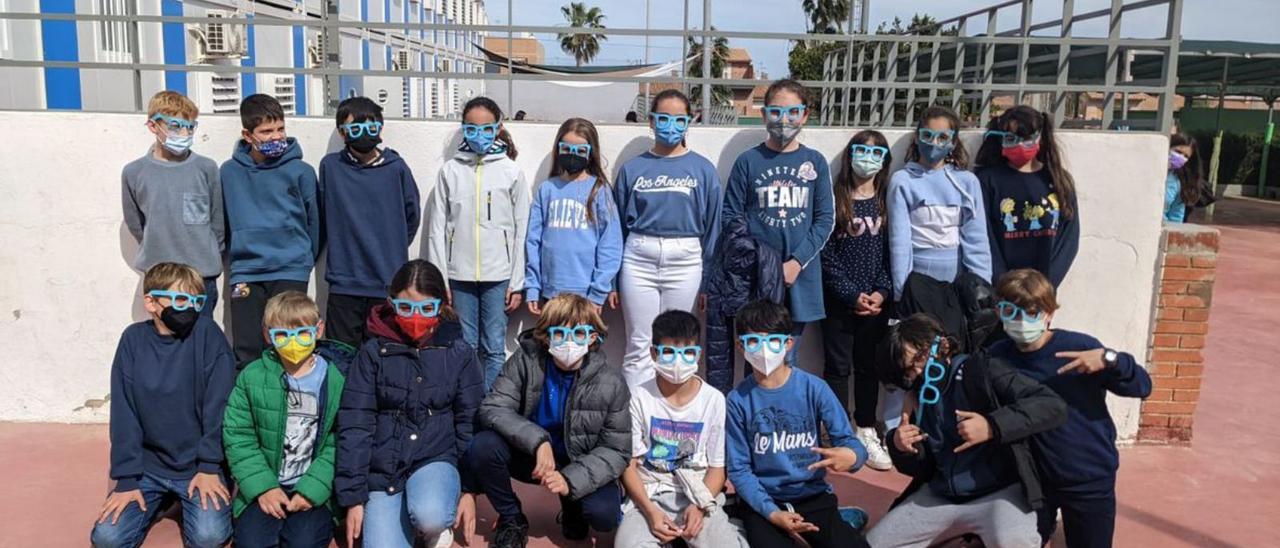 Uno de los grupos escolares, con las gafas del autismo. | LEVANTE-EMV