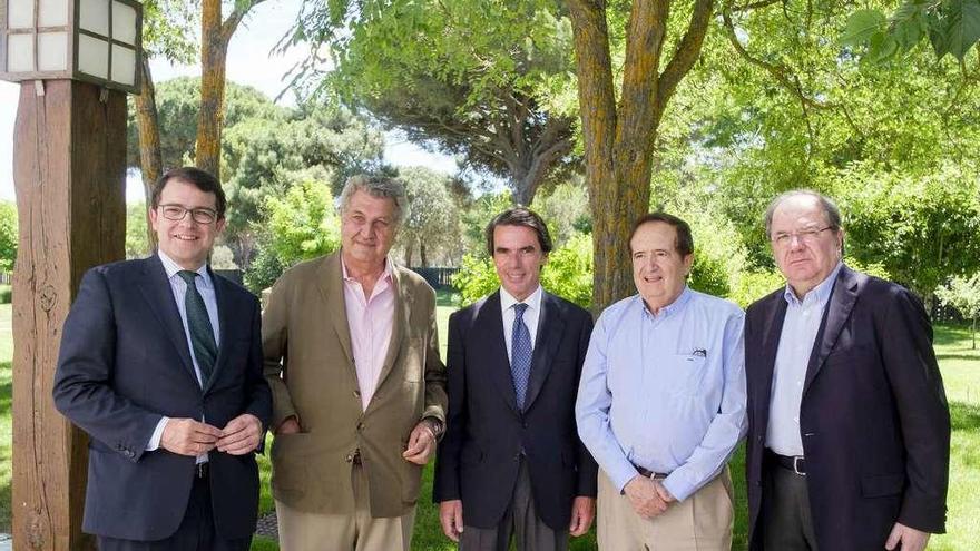 Por la izquierda, Alfonso Fernández Mañueco, Jesús Posada, Jose María Aznar, Juan José Lucas y Juan Vicente Herrera.