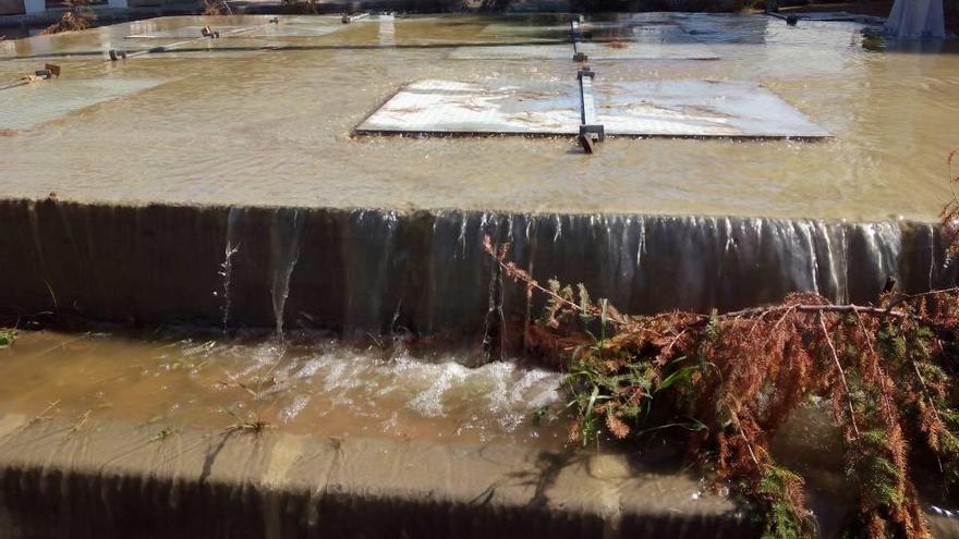 Las aguas residuales emergen del nuevo depósito construido por Abaqua.