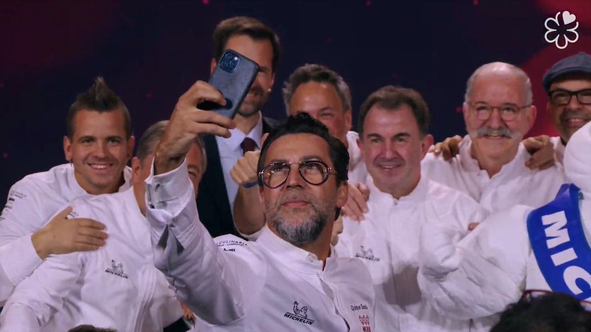 Quique Dacosta hace su típico selfi en la gala