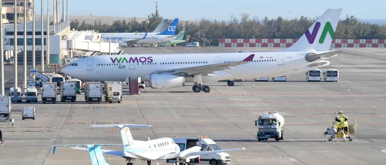 Aviones en la pista del aeropuerto de Gran Canaria.