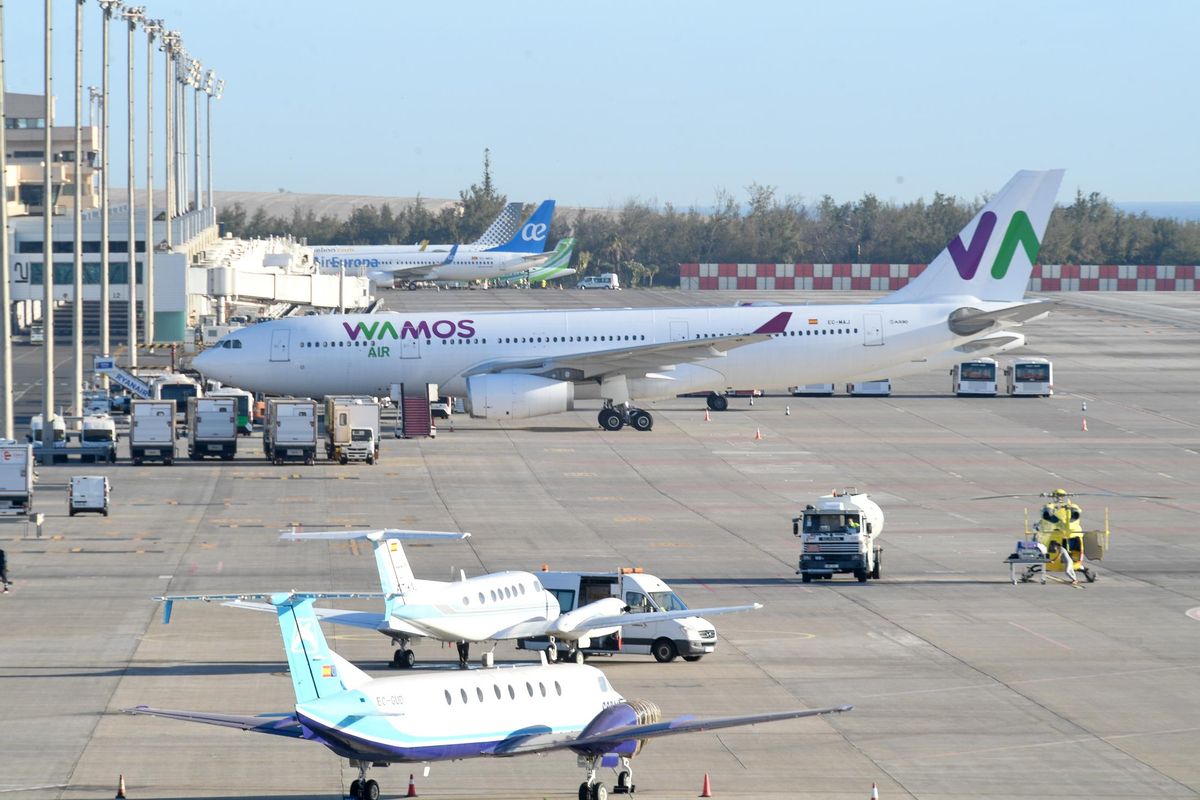 Aviones en la pista del aeropuerto de Gran Canaria.