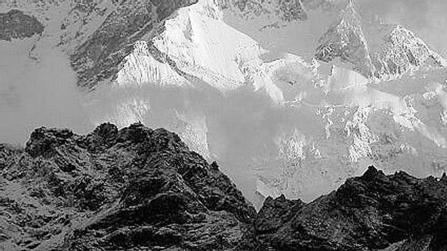 Una hermosa imagen de la gran montaña considerada la más alta del mundo hasta 1852.