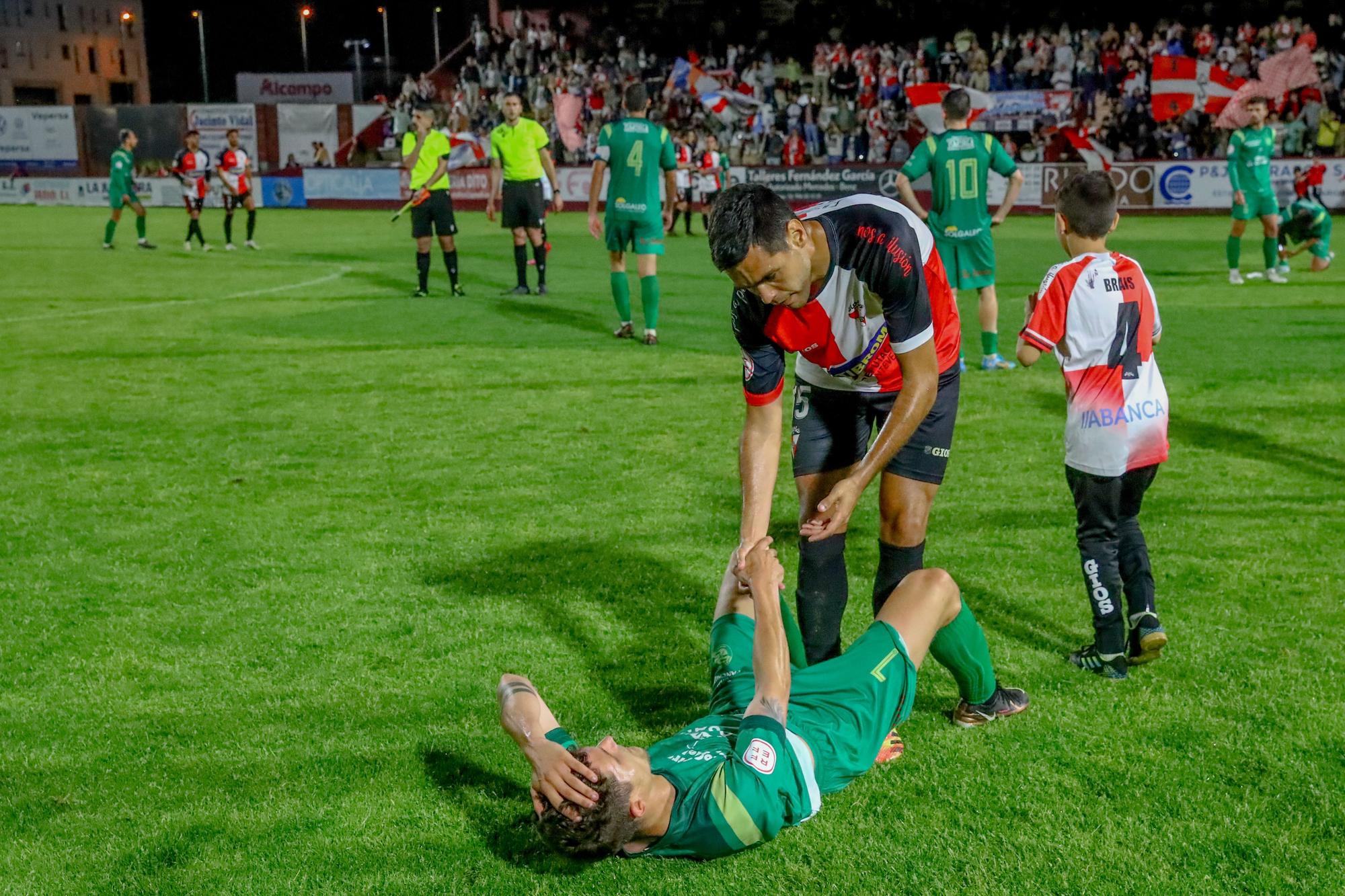 A Lomba vive una fiesta del fútbol con final feliz para el Arosa ante la UD Ourense (3-0)