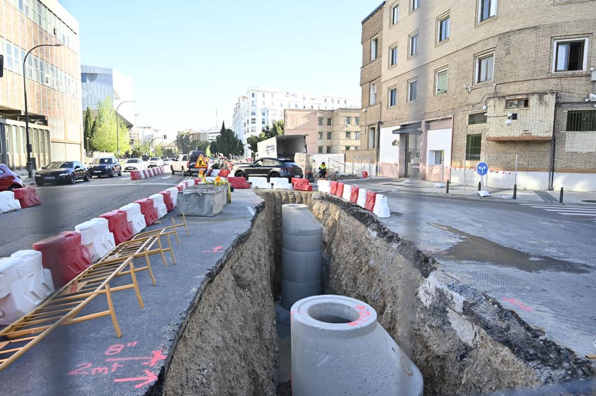 Tubería de grandes dimensiones que se está sustituyendo en la avenida Anselmo Clavé de Zaragoza, este miércoles.