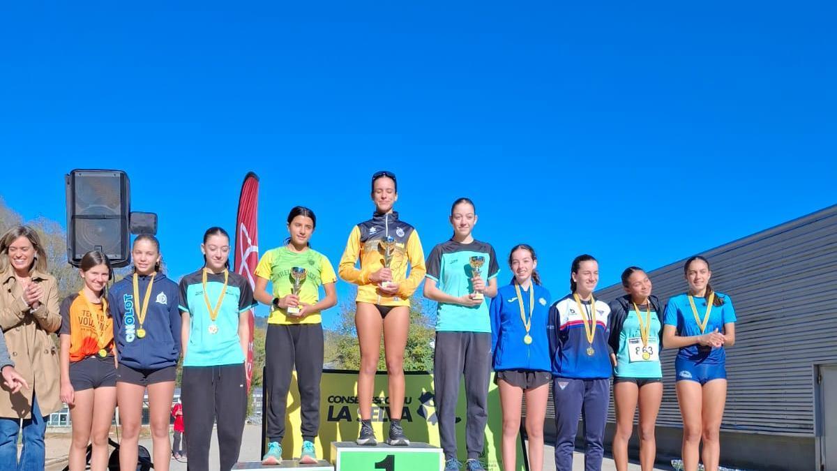 La marxadora del CA Iguala Daniela Gaitan al podi del Cros de Sant Hilari
