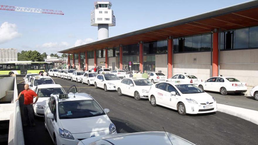 Decenas de taxis esperan en la parada de la terminal de Peinador.  // José Lores