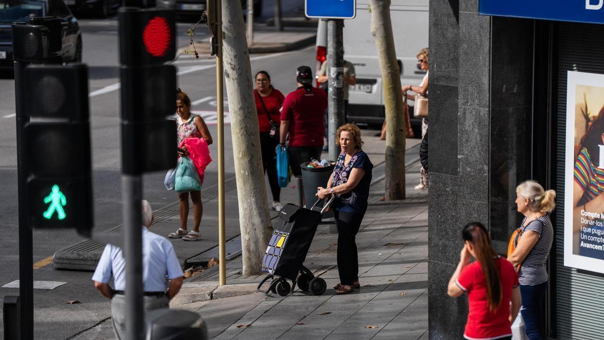 Vecinos en las calles del barrio de Sant Ildefons en Cornellà.