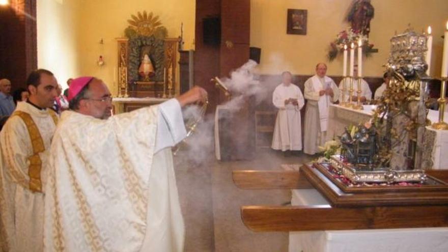 El arzobispo de Oviedo, Jesús Sanz, echa incienso ante las reliquias de San Juan de Ávila, ayer, en Lugones.