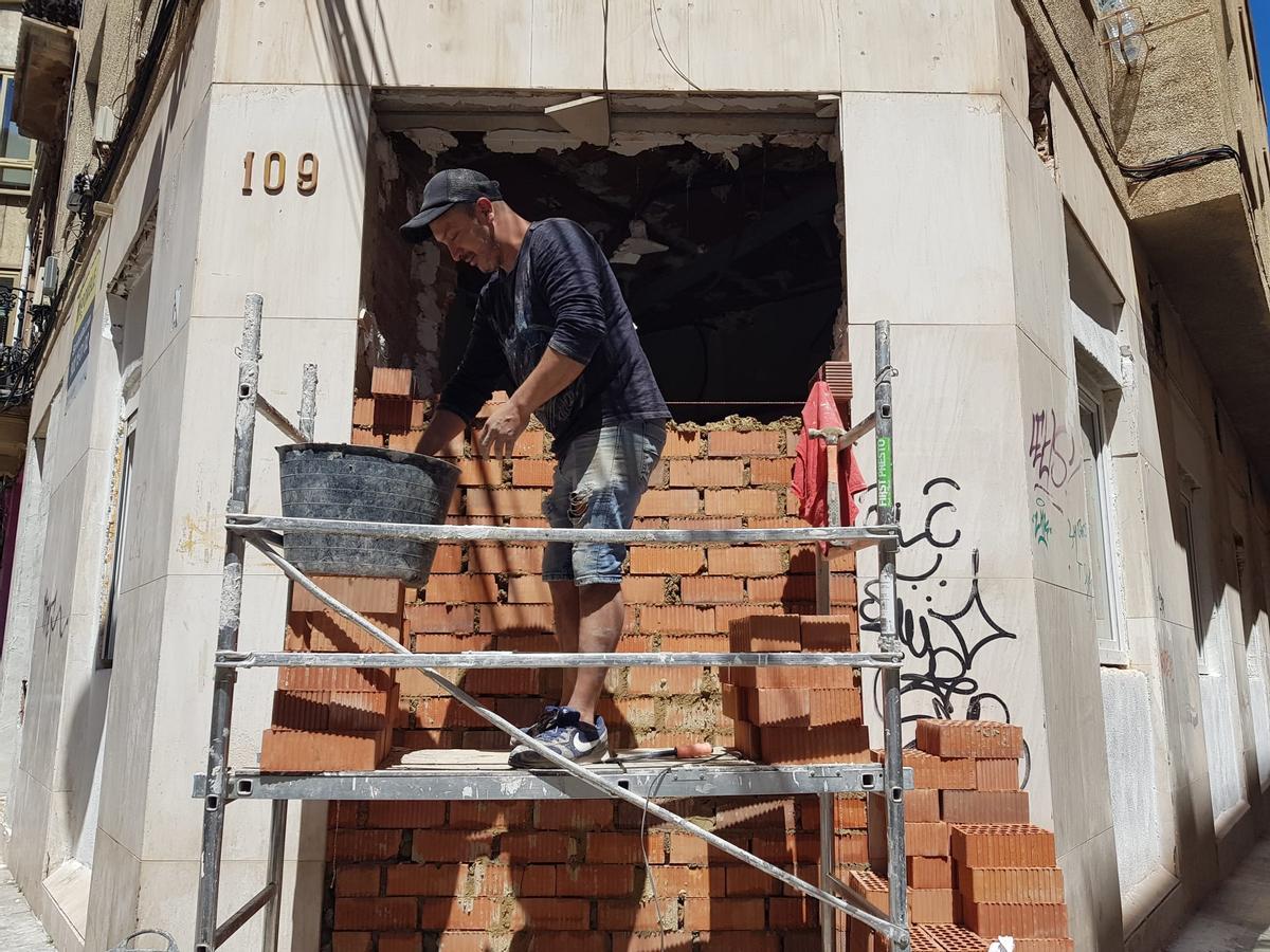 Un albañil, tras hacer hormigón con el método tradicional.