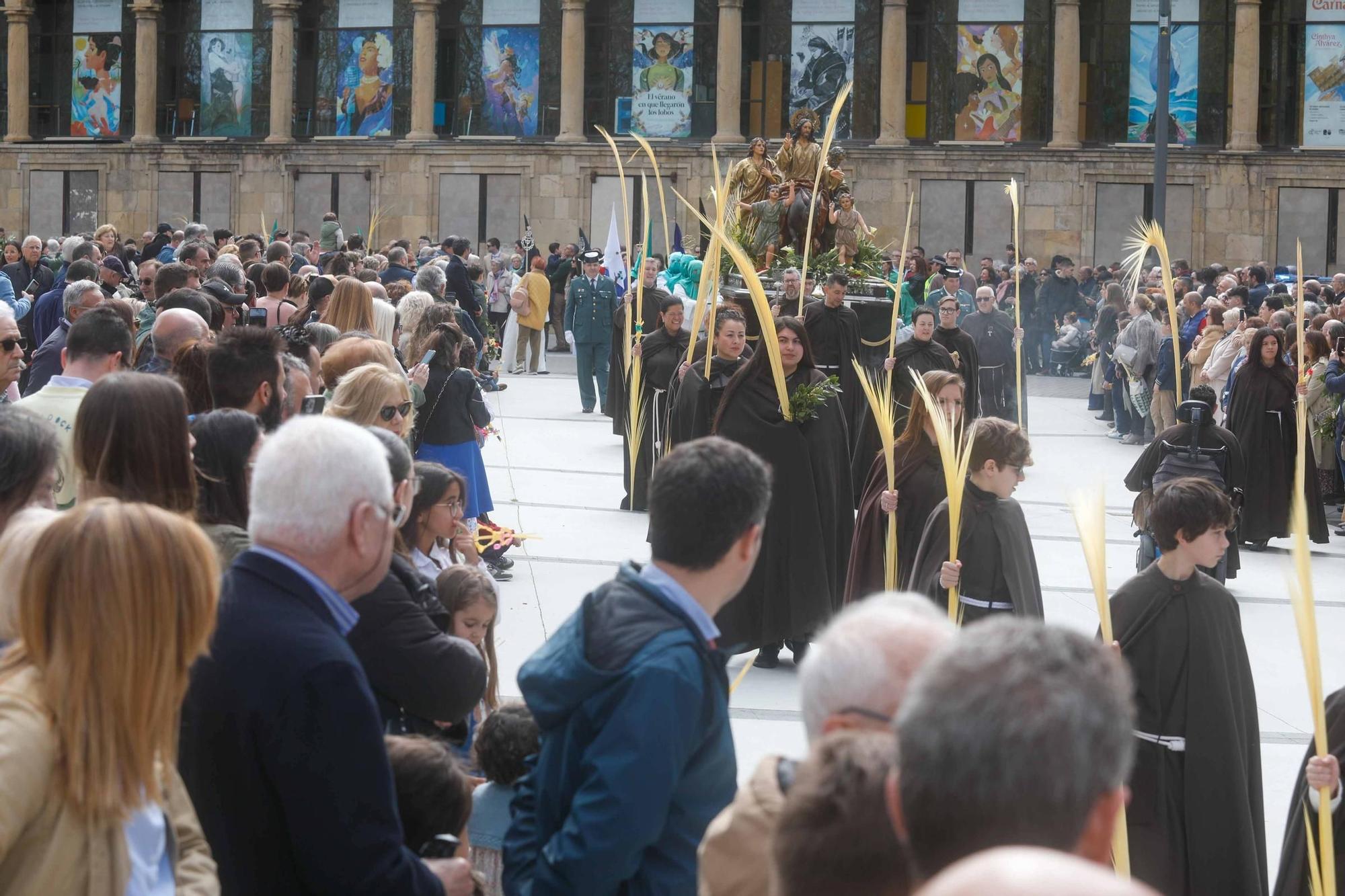 Multitudinaria bendición de ramos y procesión de La Borriquilla en Avilés