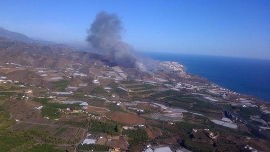 Columna de humo producida por el incendio.