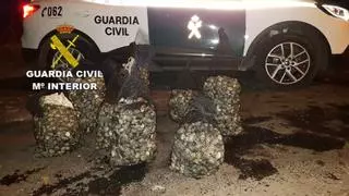 Detenidos tres furtivos "habituales" de almeja en aguas de Redondela, Moaña y Poio: se apoderaron de más de 200 kilos en dos meses