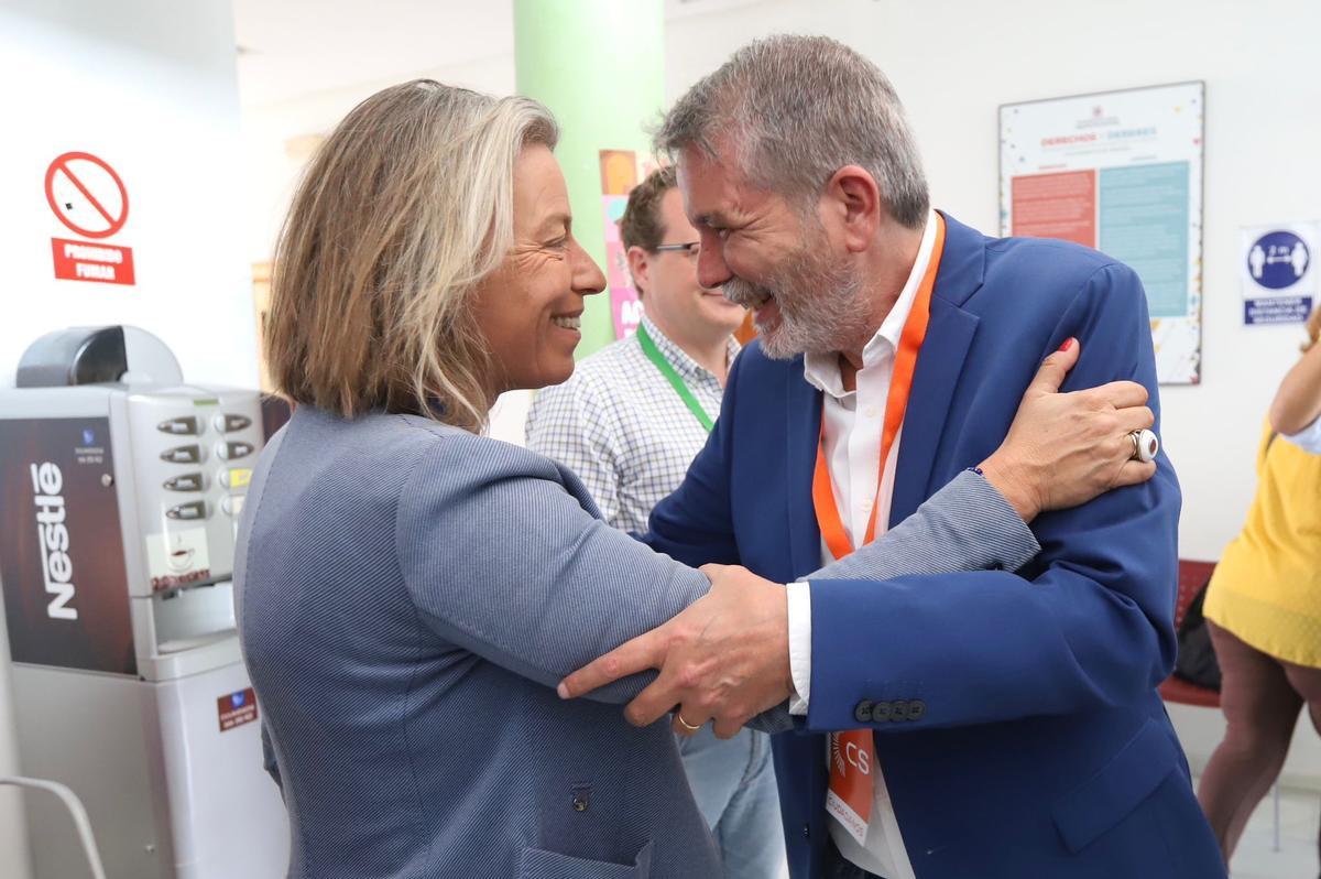 Jesús Lupiáñez, candidato de Cs, saluda a Isabel Albás, excandidata naranja y hoy en la lista del PP.
