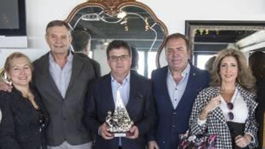 Homenaje a Toni Cabot del Club de Opinión Ocean Race