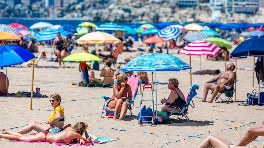 La playa de Levante de Benidorm, parcelada para seguir las medidas de seguridad frente al covid-19.