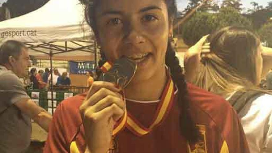 Helena España posa con su medalla de oro en el Nacional.